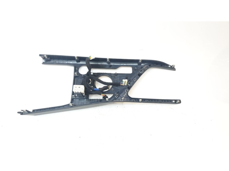 Recambio de moldura para kia niro referencia OEM IAM 84605AT000  