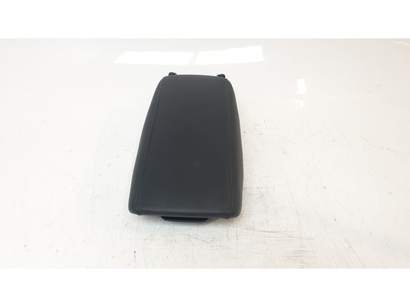 Recambio de apoyabrazos central para kia niro referencia OEM IAM 84660AT000  
