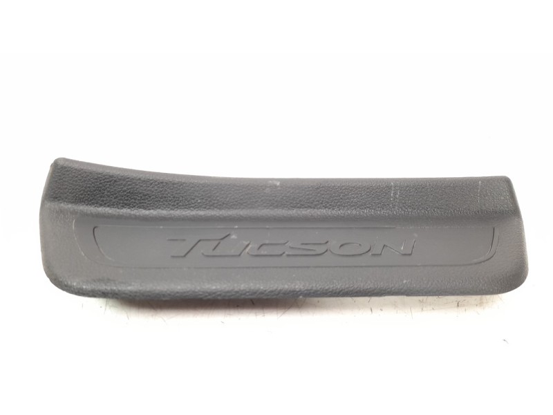 Recambio de moldura para hyundai tucson 1.6 cat referencia OEM IAM 85888D7000  