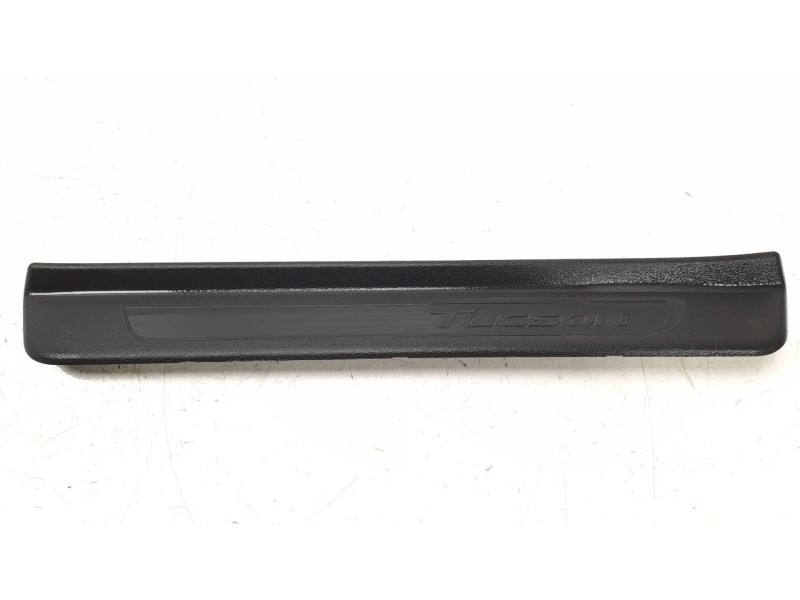 Recambio de moldura para hyundai tucson 1.6 cat referencia OEM IAM 85873D7000  