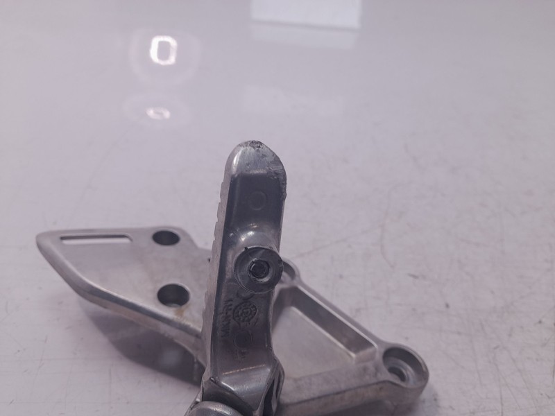 Recambio de estribera derecha para honda cb 650r referencia OEM IAM 50660MKND50  