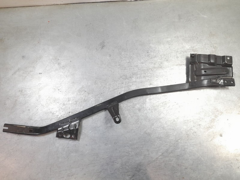 Recambio de travesaño inferior para ford mustang convertible gt referencia OEM IAM FR3B76102B57A  