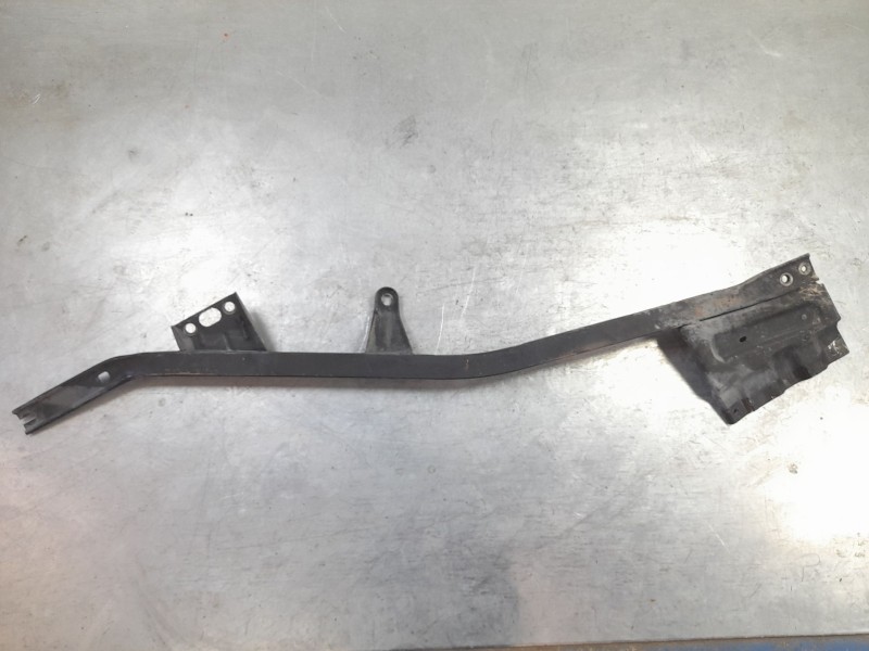 Recambio de travesaño inferior para ford mustang convertible gt referencia OEM IAM FR3B76102B57A  