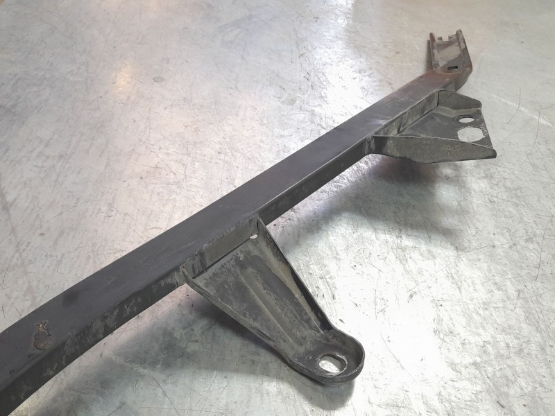 Recambio de travesaño inferior para ford mustang convertible gt referencia OEM IAM FR3B76102B57A  