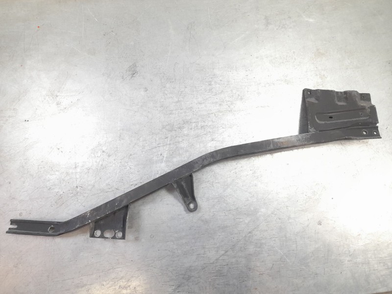 Recambio de travesaño inferior para ford mustang convertible gt referencia OEM IAM FR3B76102B56A  