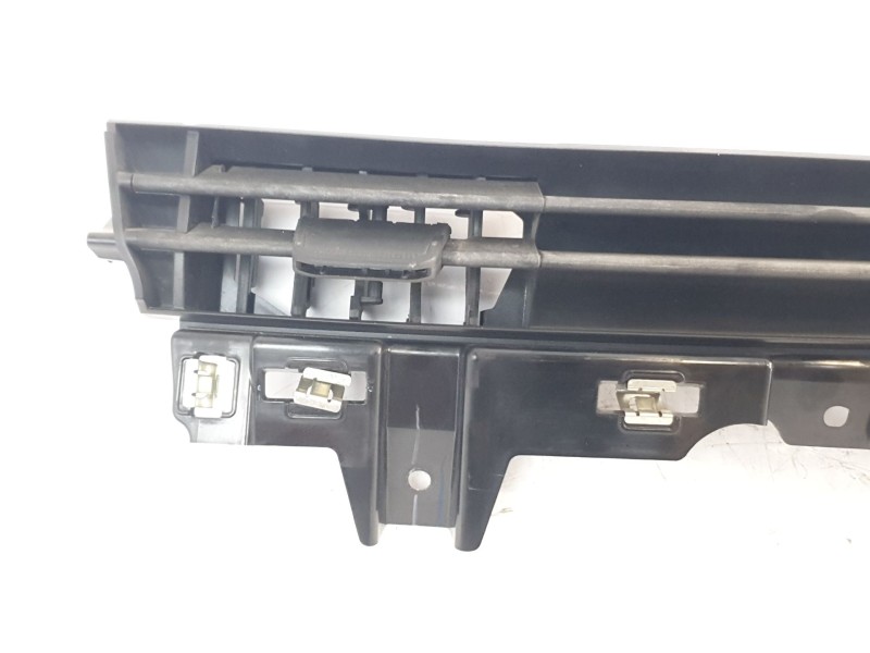 Recambio de aireador central para renault clio v business edition referencia OEM IAM 687503053R  