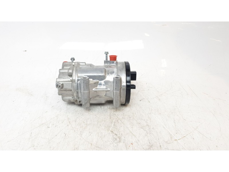 Recambio de compresor aire acondicionado para toyota yaris cross hybrid fwd style referencia OEM IAM 0424000741  
