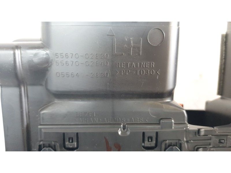 Recambio de aireador central para toyota corolla station wagon (_e21_) 2.0 hybrid (mzeh12) referencia OEM IAM 5567002830  