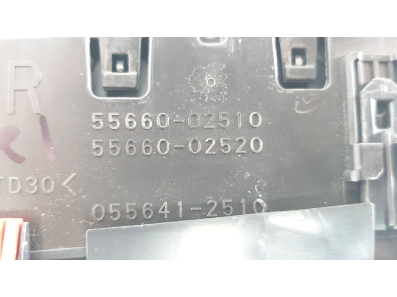 Recambio de aireador derecho para toyota corolla station wagon (_e21_) 2.0 hybrid (mzeh12) referencia OEM IAM 5566002510  