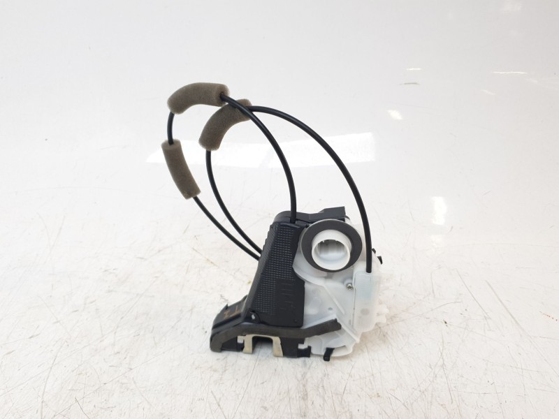 Recambio de cerradura puerta trasera izquierda para toyota yaris cross hybrid fwd style referencia OEM IAM 69060K0030  