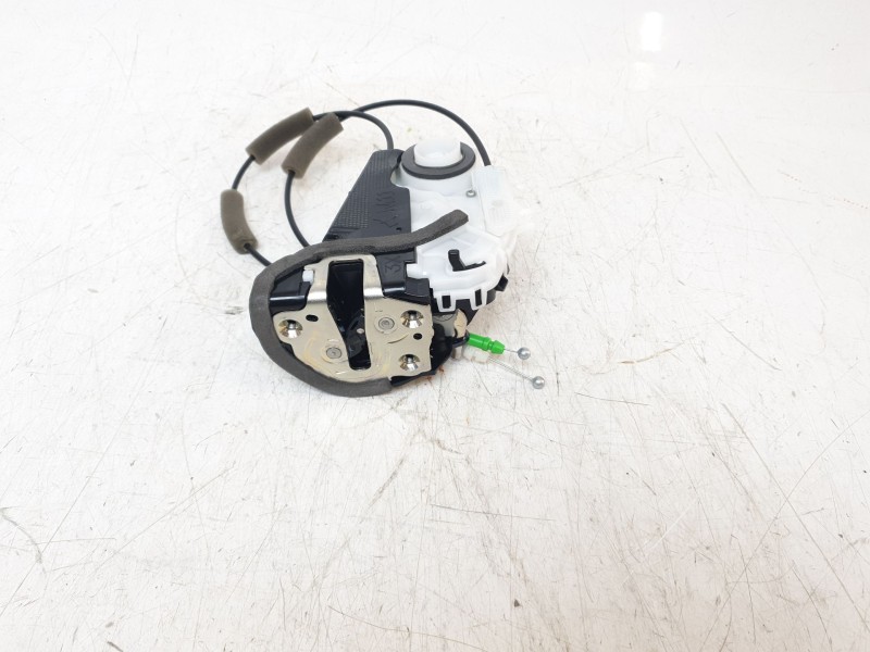 Recambio de cerradura puerta trasera izquierda para toyota yaris cross hybrid fwd style referencia OEM IAM 69060K0030  