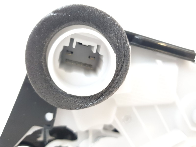 Recambio de cerradura puerta delantera izquierda para toyota yaris cross hybrid fwd style referencia OEM IAM 69040K0040  