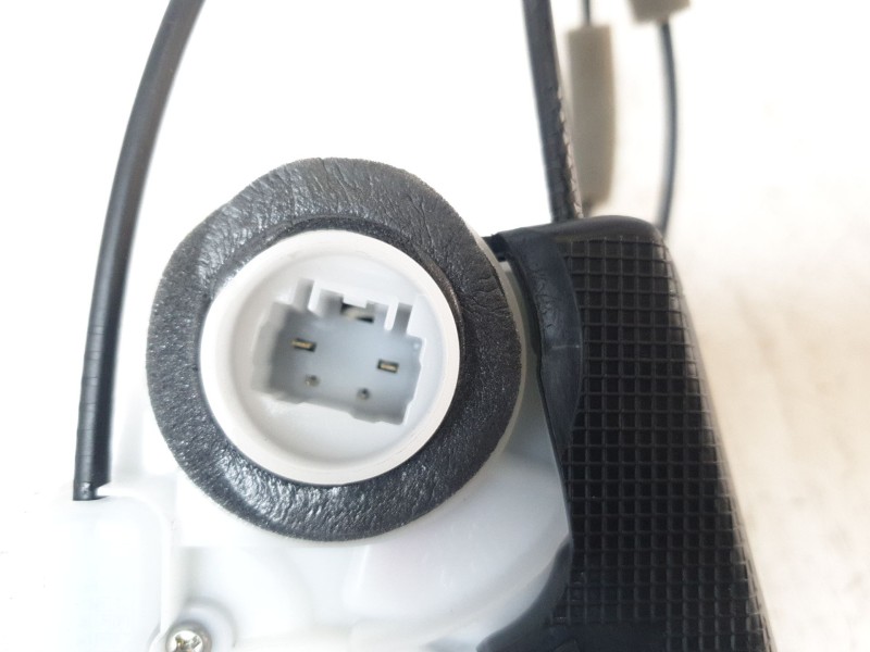 Recambio de cerradura puerta trasera derecha para toyota yaris cross hybrid fwd style referencia OEM IAM M7314450M6  