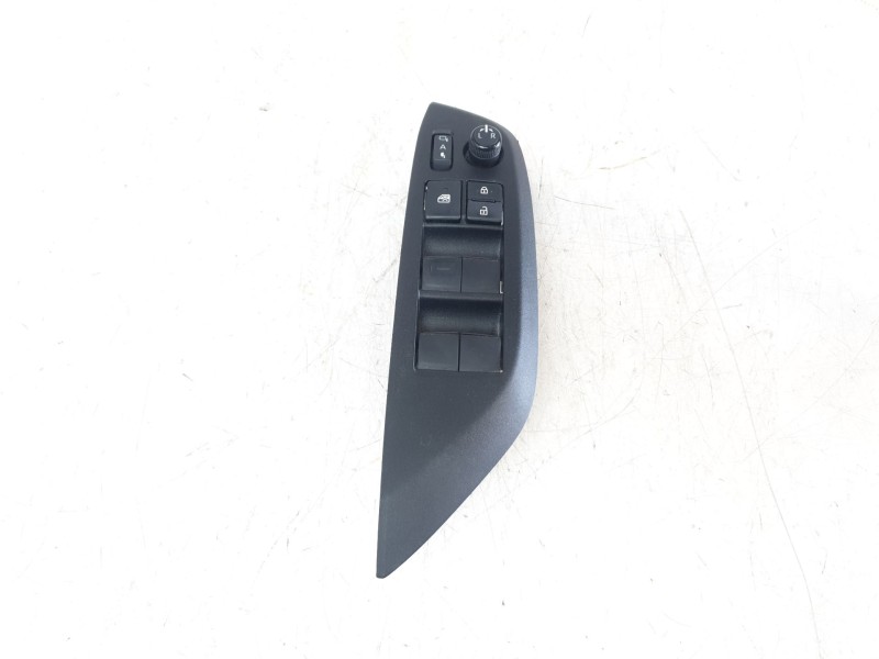Recambio de mando elevalunas delantero izquierdo para toyota yaris cross hybrid fwd style referencia OEM IAM 840400D020  