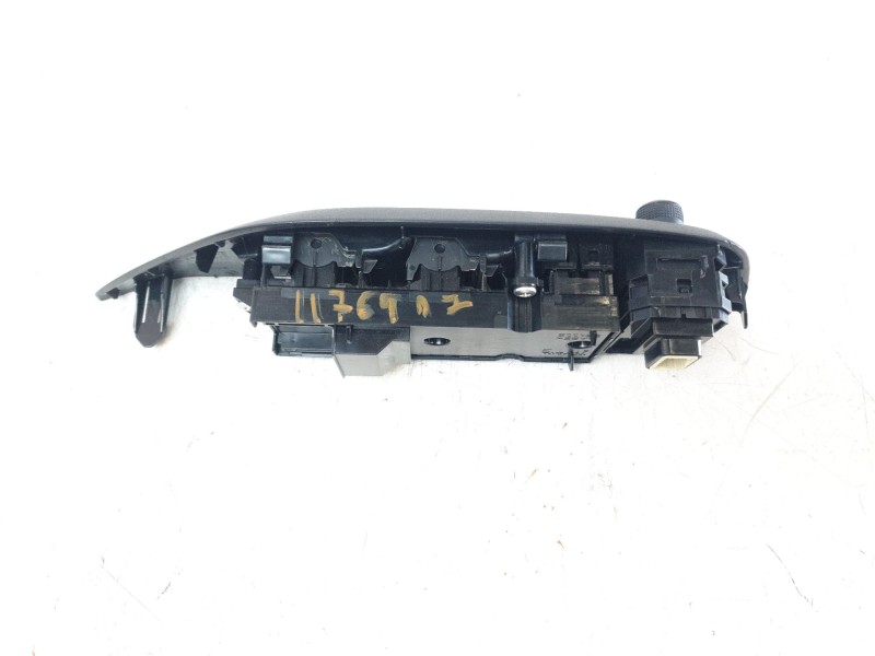 Recambio de mando elevalunas delantero izquierdo para toyota yaris cross hybrid fwd style referencia OEM IAM 840400D020  