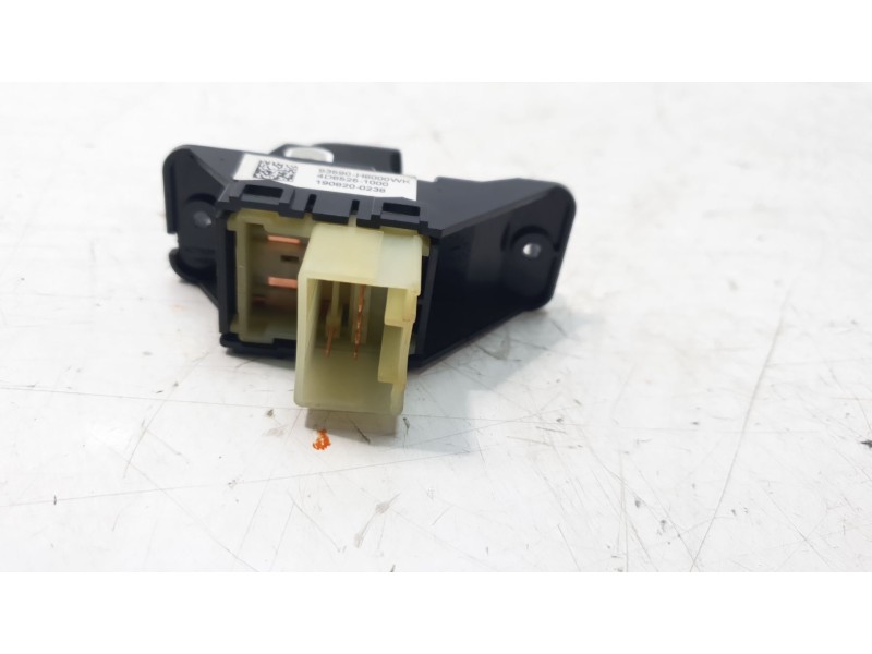Recambio de mando elevalunas trasero derecho para kia stonic (ybcuv) concept referencia OEM IAM 4D65251000  