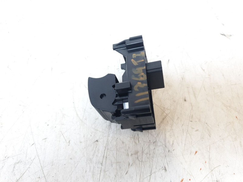 Recambio de mando elevalunas trasero izquierdo para toyota yaris cross hybrid fwd style referencia OEM IAM 8481002260  