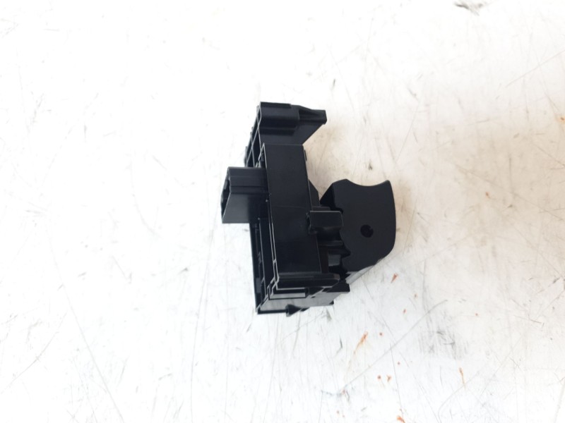 Recambio de mando elevalunas trasero izquierdo para toyota yaris cross hybrid fwd style referencia OEM IAM 8481002260  