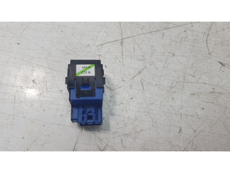 Recambio de interruptor para toyota yaris cross hybrid fwd style referencia OEM IAM 6950C25B  