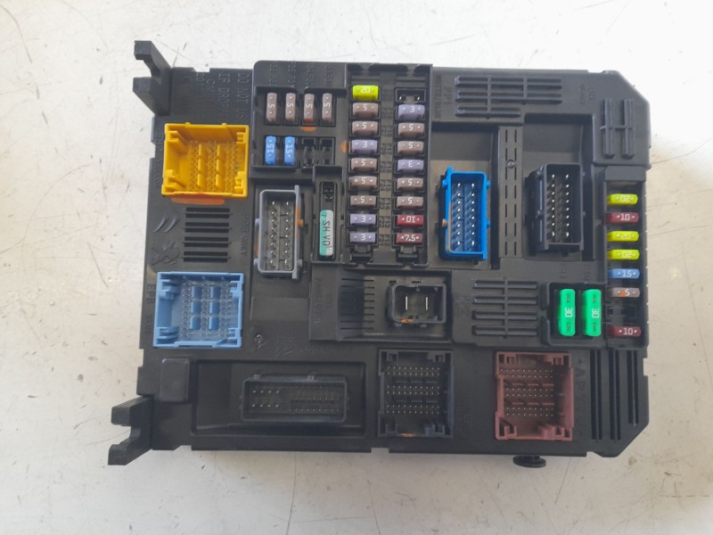 Recambio de caja reles / fusibles para citroën c4 berlina e-feel pack referencia OEM IAM 9832880380  