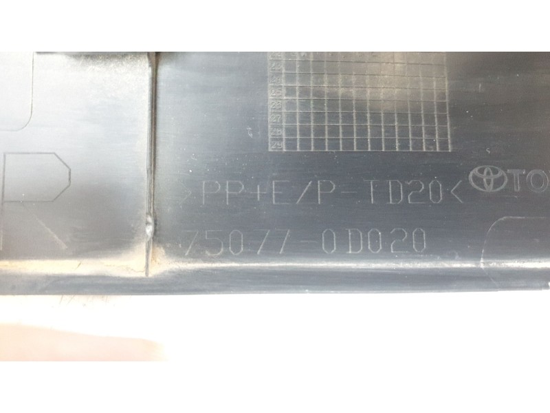 Recambio de moldura puerta trasera derecha para toyota yaris cross hybrid fwd style referencia OEM IAM 750770D020  