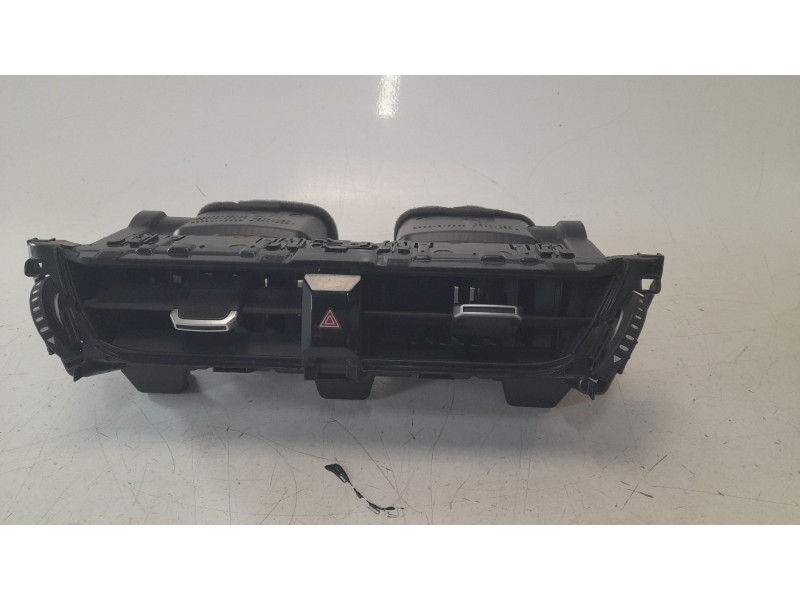 Recambio de aireador central para toyota corolla (e21) hybrid active referencia OEM IAM 0556412830  