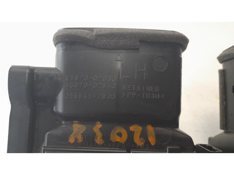 Recambio de aireador central para toyota corolla (e21) hybrid active referencia OEM IAM 0556412830  