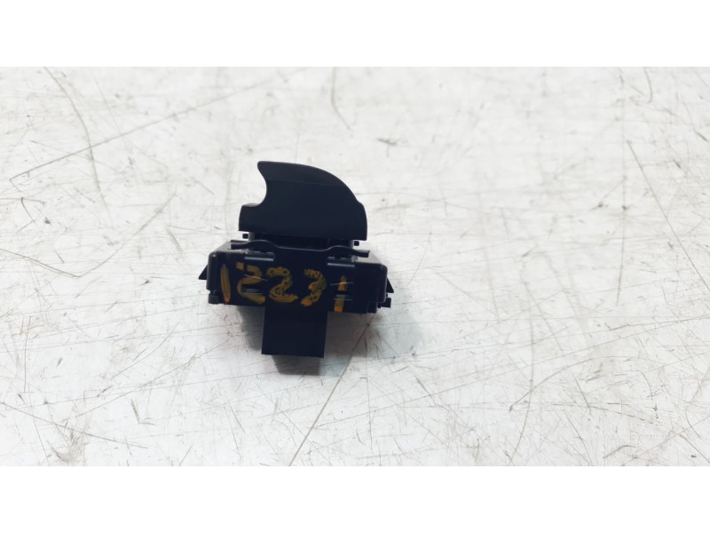 Recambio de mando elevalunas trasero derecho para renault megane iv hatchback (b9a/m/n_) 1.5 dci 110 (b9a3) referencia OEM IAM 2