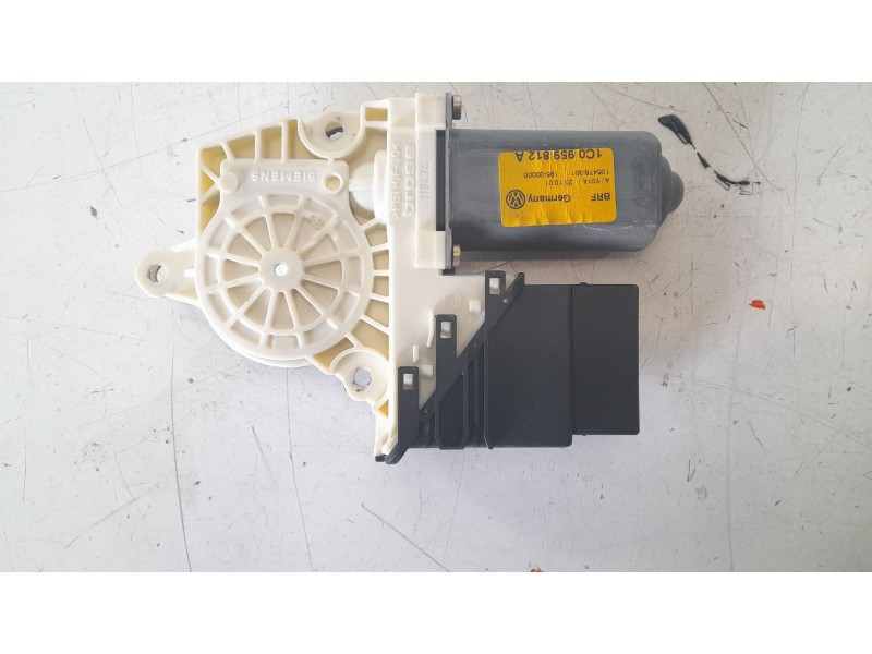 Recambio de elevalunas trasero derecho para volkswagen golf iv (1j1) 1.6 16v referencia OEM IAM 1C0959811A 05074280 