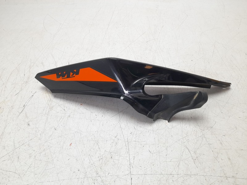 Recambio de moldura para ktm 125 duke referencia OEM IAM 93008018010KC  