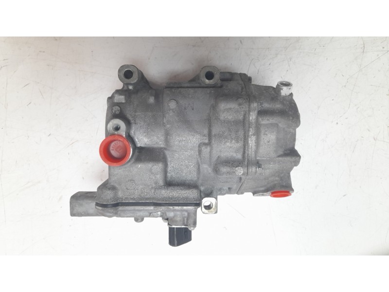 Recambio de compresor aire acondicionado para toyota yaris hybrid active referencia OEM IAM 0422001350  