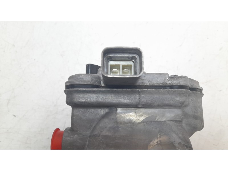 Recambio de compresor aire acondicionado para toyota yaris hybrid active referencia OEM IAM 0422001350  