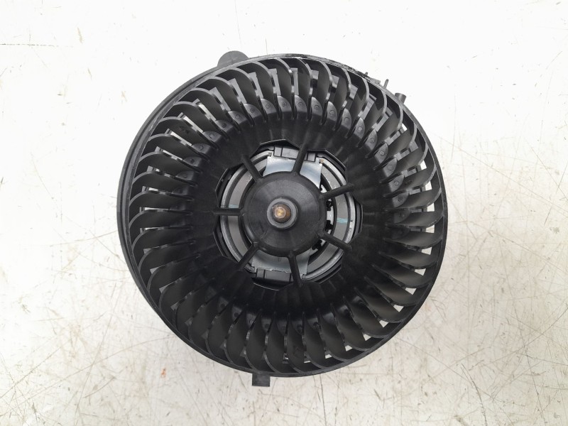Recambio de ventilador calefaccion para volkswagen touran (5t1) edition bmt referencia OEM IAM 5WB819021A  