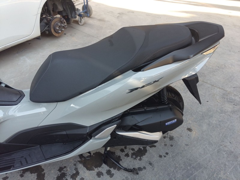 Recambio de moldura para honda pcx pcx 125 (jk05) referencia OEM IAM   