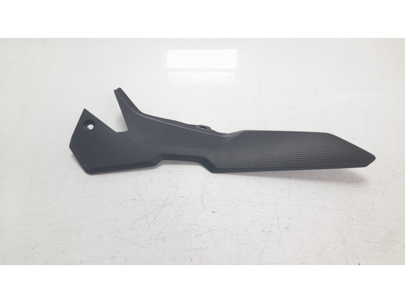 Recambio de moldura para honda cb 750 hornet referencia OEM IAM 83511MLBD00  