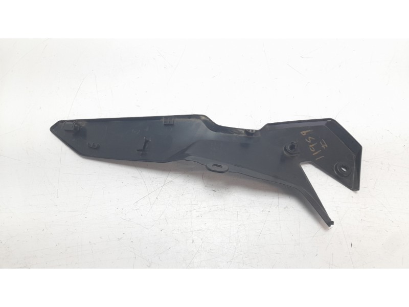 Recambio de moldura para honda cb 750 hornet referencia OEM IAM 83611MLBD00  