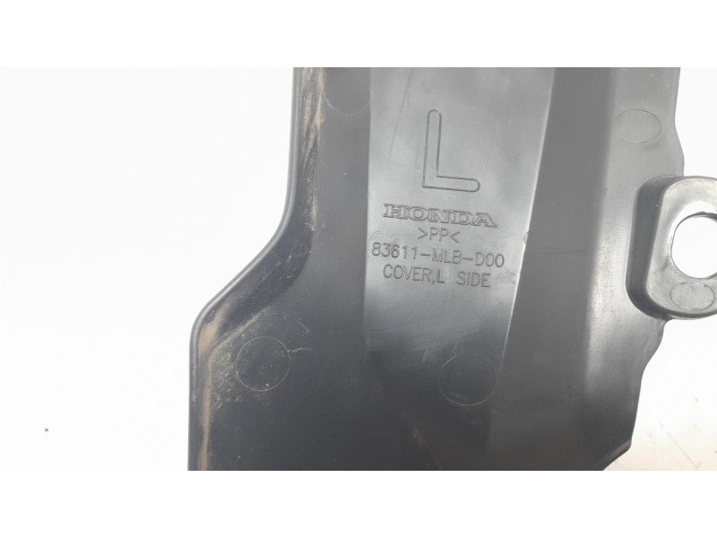 Recambio de moldura para honda cb 750 hornet referencia OEM IAM 83611MLBD00  