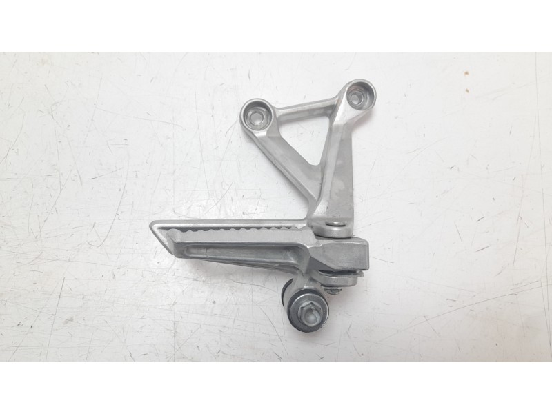 Recambio de estribera derecha para honda cb 750 hornet referencia OEM IAM 50715MJWJ00  