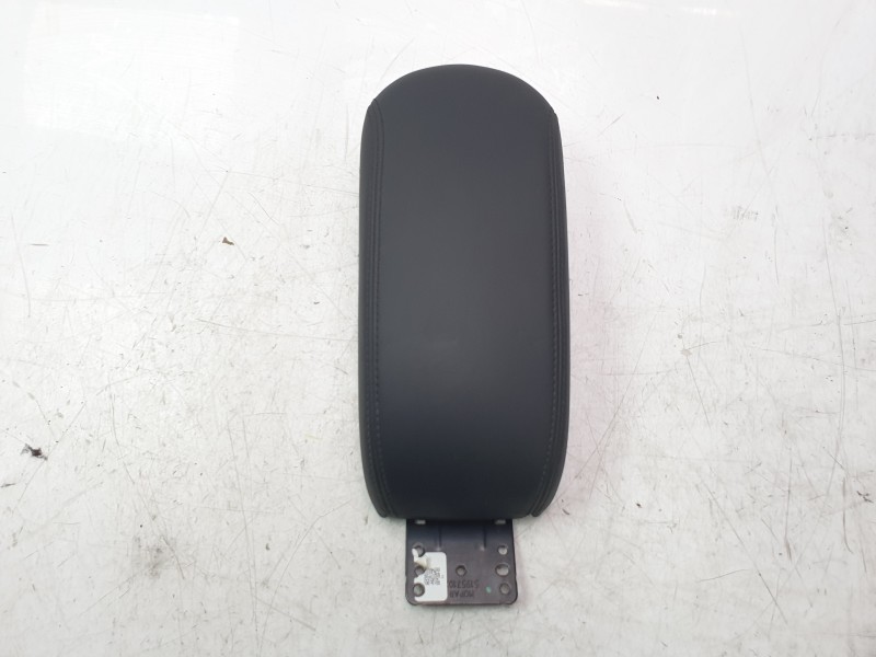 Recambio de apoyabrazos central para jeep avenger altitude referencia OEM IAM 51957102  