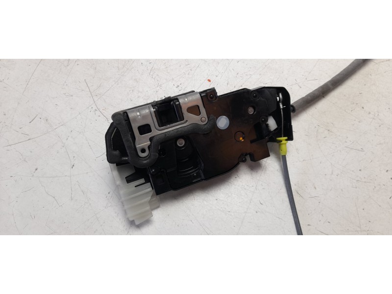 Recambio de cerradura puerta delantera derecha para mercedes-benz cla (c118) cla 200 4-matic (118.388) referencia OEM IAM 099720