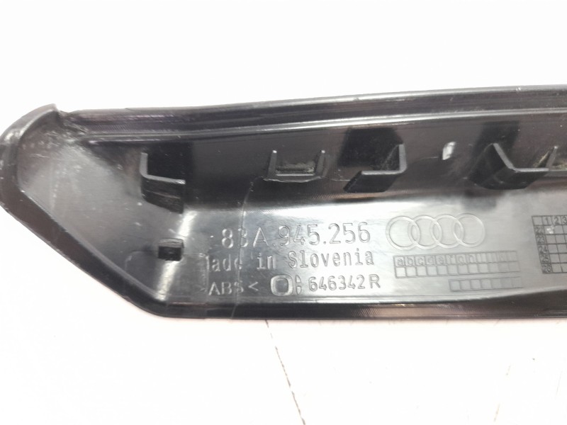 Recambio de moldura para audi q3 sportback (f3n) 35 tdi referencia OEM IAM 83A945256  