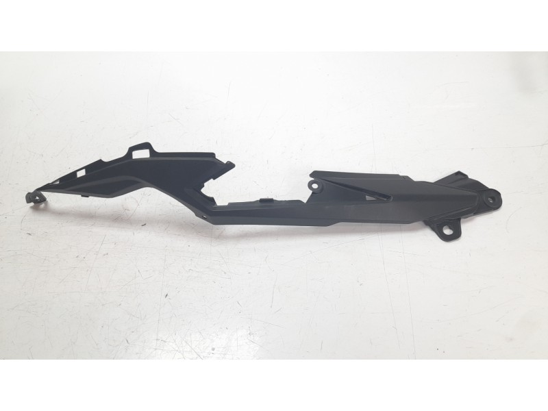 Recambio de moldura para honda cb 750 hornet referencia OEM IAM 77271MLBD00  