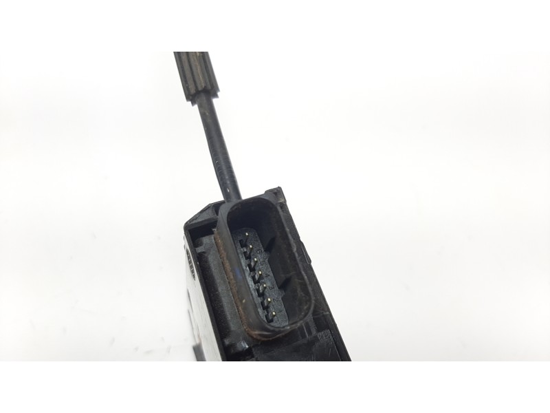 Recambio de cerradura puerta trasera derecha para peugeot 308 1.2 12v e-thp referencia OEM IAM 9826110980  