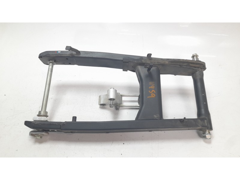 Recambio de basculante para honda cb 750 hornet referencia OEM IAM 52200MLBD00  