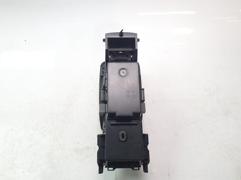 Recambio de apoyabrazos central para mazda cx-3 100 aniversario referencia OEM IAM DH4C64441  