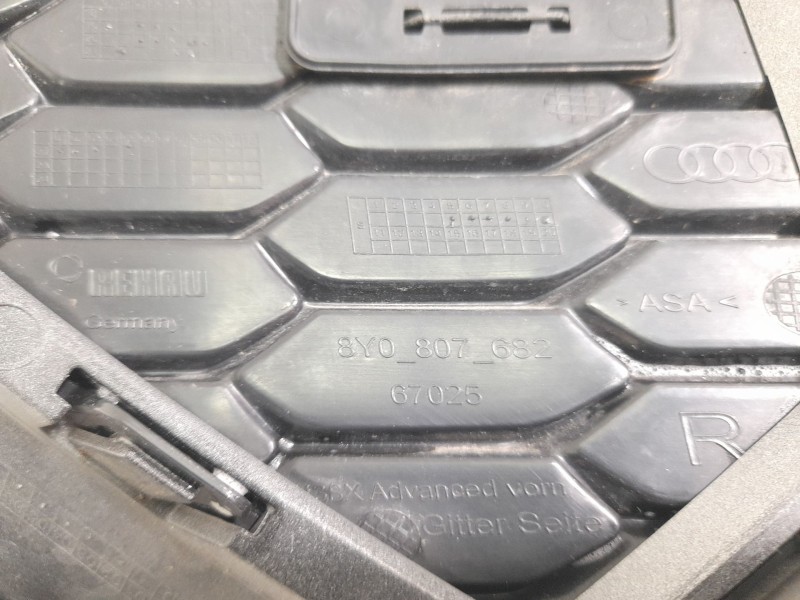 Recambio de rejilla paragolpes derecha para audi a3 limousine (8ys, 8ym) 30 tdi referencia OEM IAM 8Y0807682  107024717