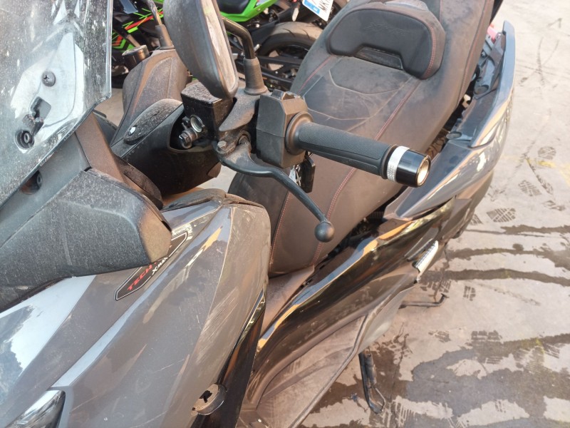 Recambio de maneta exterior delantera izquierda para yamaha x-max 125 referencia OEM IAM   