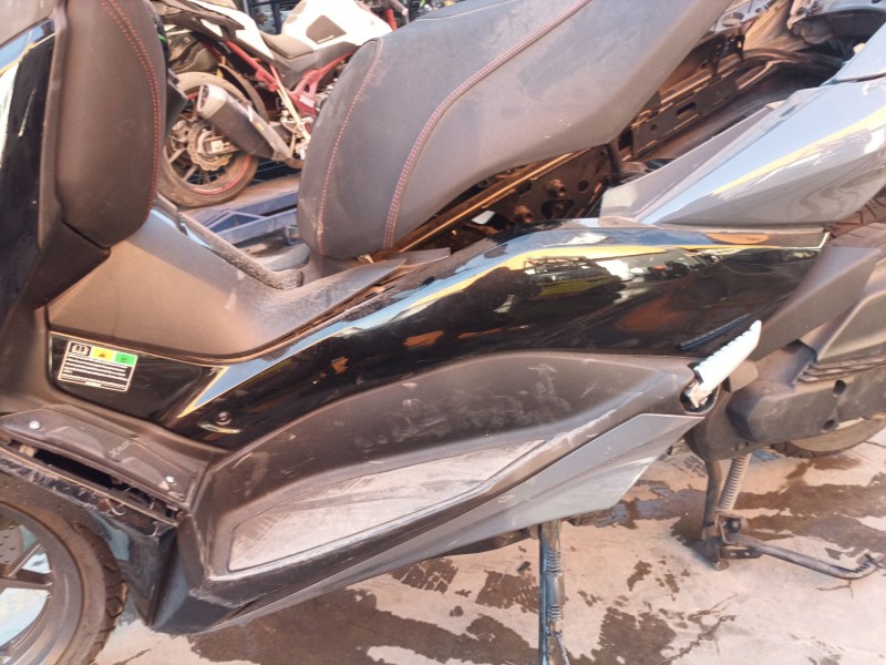 Recambio de moldura para yamaha x-max 125 referencia OEM IAM   