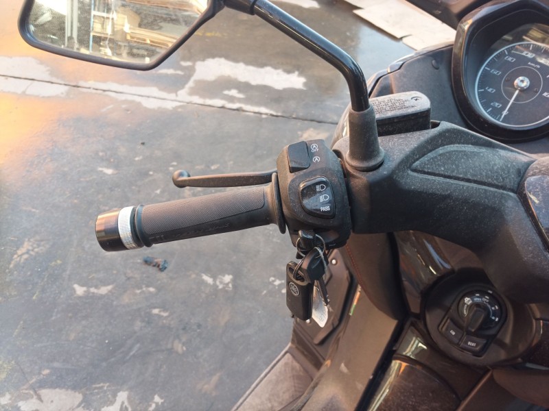 Recambio de piña luces izquierda para yamaha x-max 125 referencia OEM IAM   