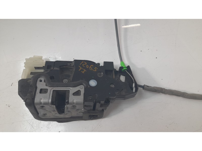 Recambio de cerradura puerta trasera izquierda para mercedes-benz cla (c118) cla 200 4-matic (118.388) referencia OEM IAM 099730